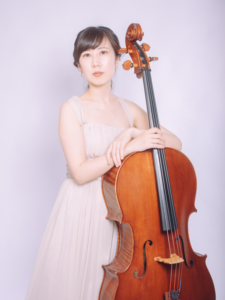 0歳からのコンサートでチェロを演奏する沖澤直子