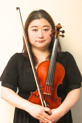 0歳からのコンサートでヴァイオリンを演奏する荒川奈月